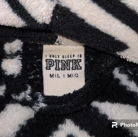 VS PINK Black White Plush Bath Robe - Picture 2 of 3